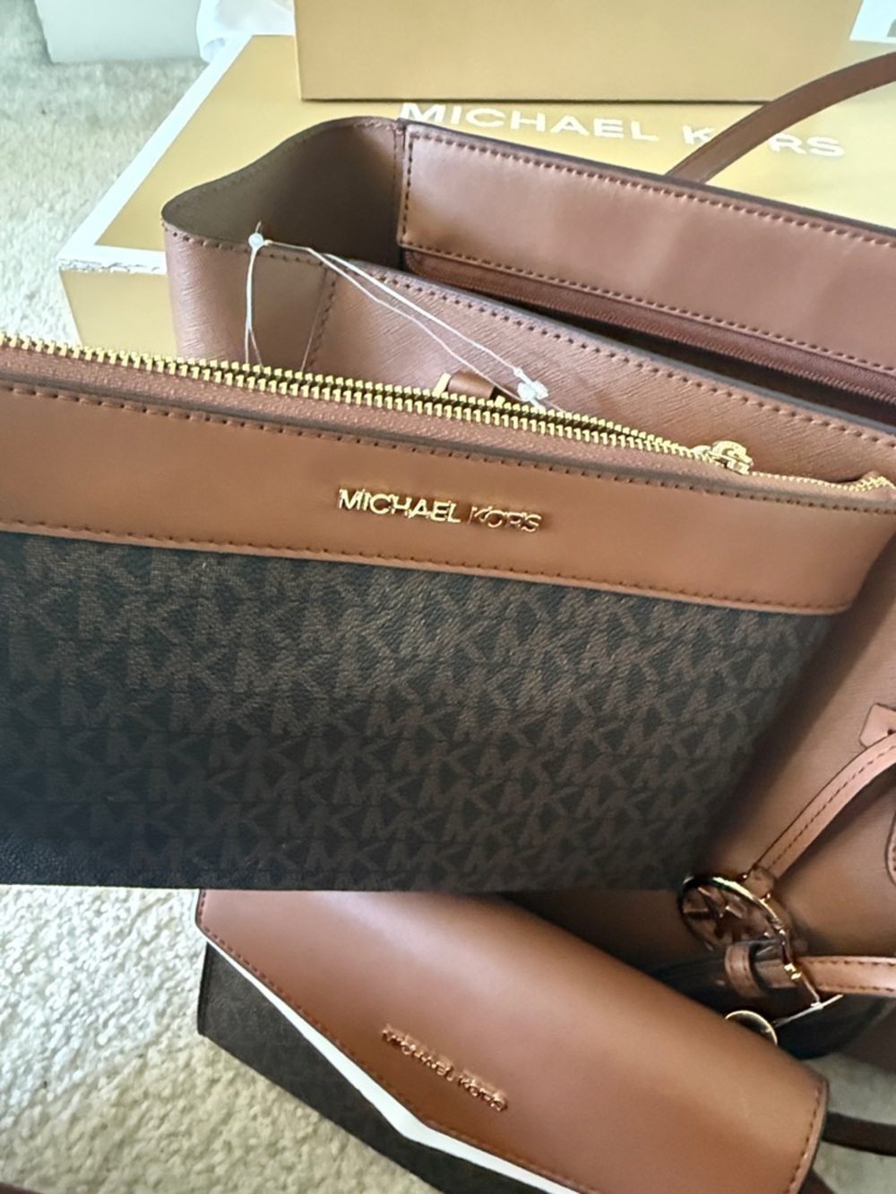 Michael Kors Totes Set Brand New Authentic 14x11
   Pouches 9.5x6
    Wallet 8x5 - Picture 7 of 9